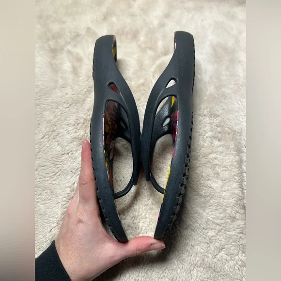 Crocs Sandals Womens Size 10 - Picture 4 of 4